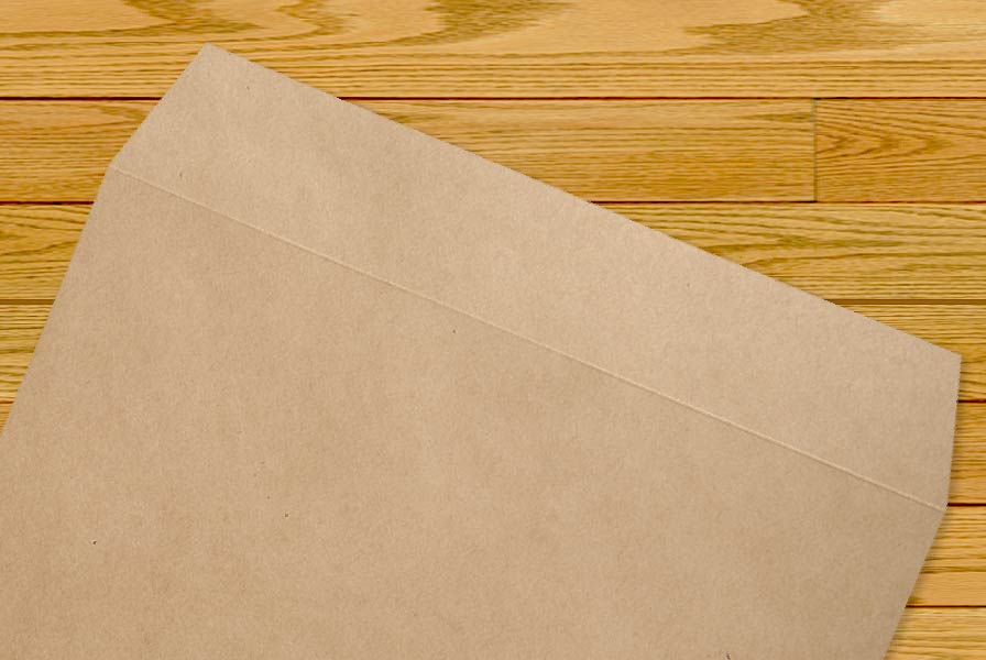 木材パルプの原料そのままの色をベースとして作られたダークブラウンの紙です。